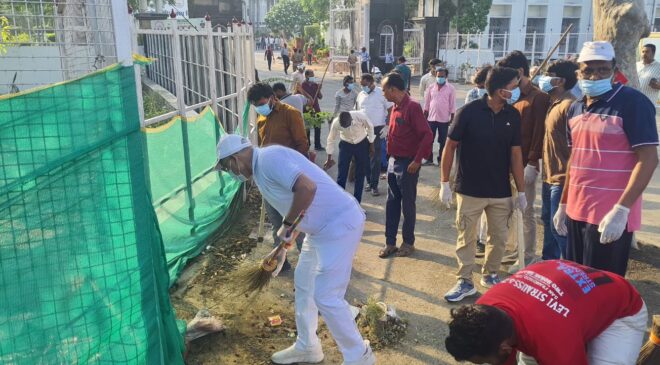 अवध विश्वविद्यालय स्वच्छता अभियान: स्वच्छता को दैनिक जीवन के संकल्प के रूप में स्वीकार करें : कुलपति 