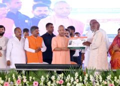 सीएम योगी के हाथों लाभार्थियों में किसी को मिला चेक तो किसी को चाभी