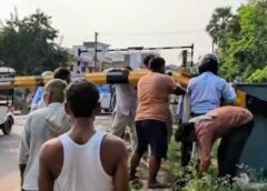Railway Gate Accident: रेलवे फाटक पर बैटरी पिकअप की टक्कर से टूटा बैरियर, टला बड़ा हादसा